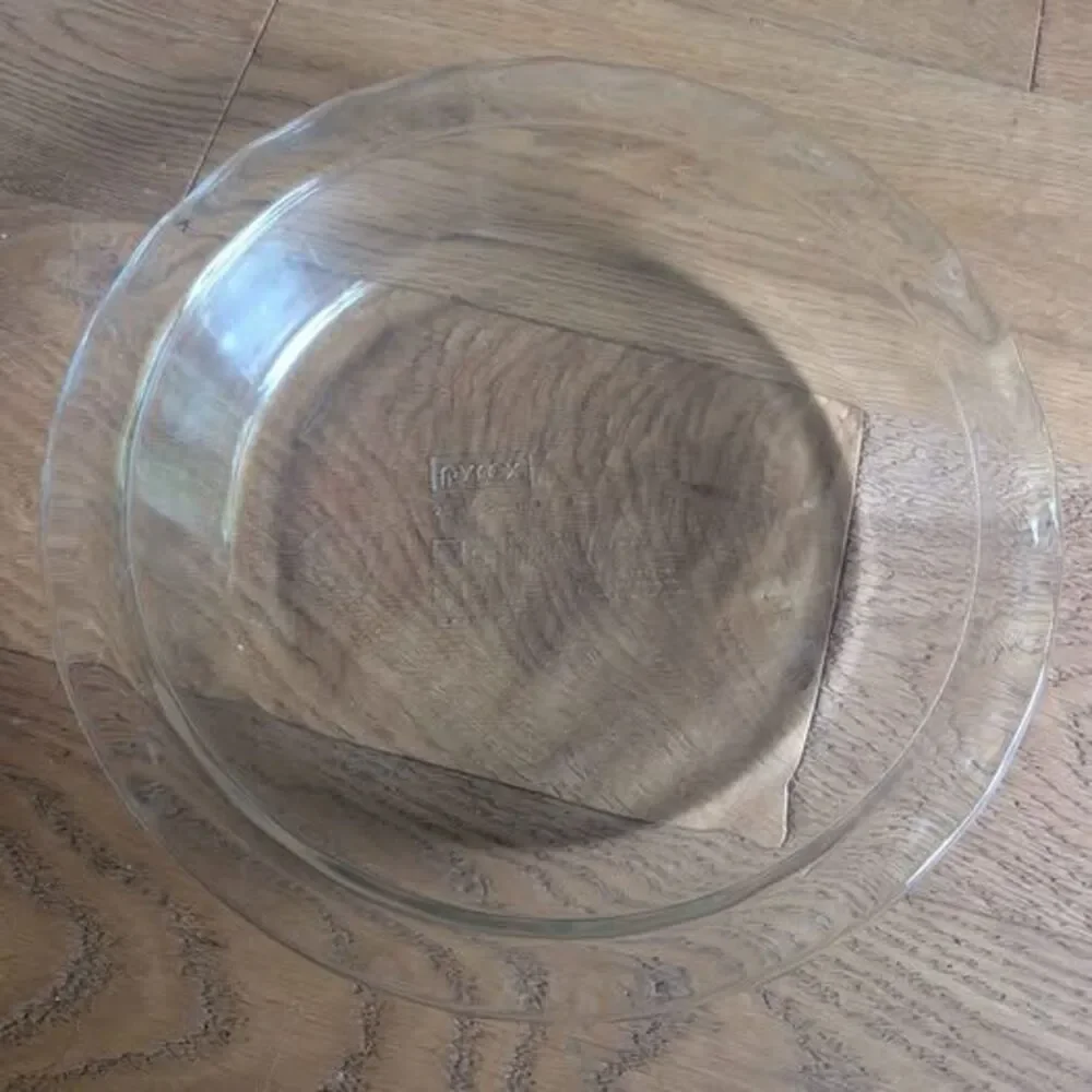 Pyrex clear glass pie dish with ruffled / fluted edges 9.5